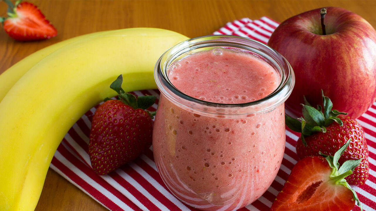 In einen guten und gesunden Smoothie gehören möglichst viele komplette Früchte. Gerade in den Randschichten und in Schalen von manchem Obst stecken viele wichtige Bestandteile. In einen guten und gesunden Smoothie gehören möglichst viele komplette Früchte. Gerade in den Randschichten und in Schalen von manchem Obst stecken viele wichtige Bestandteile.