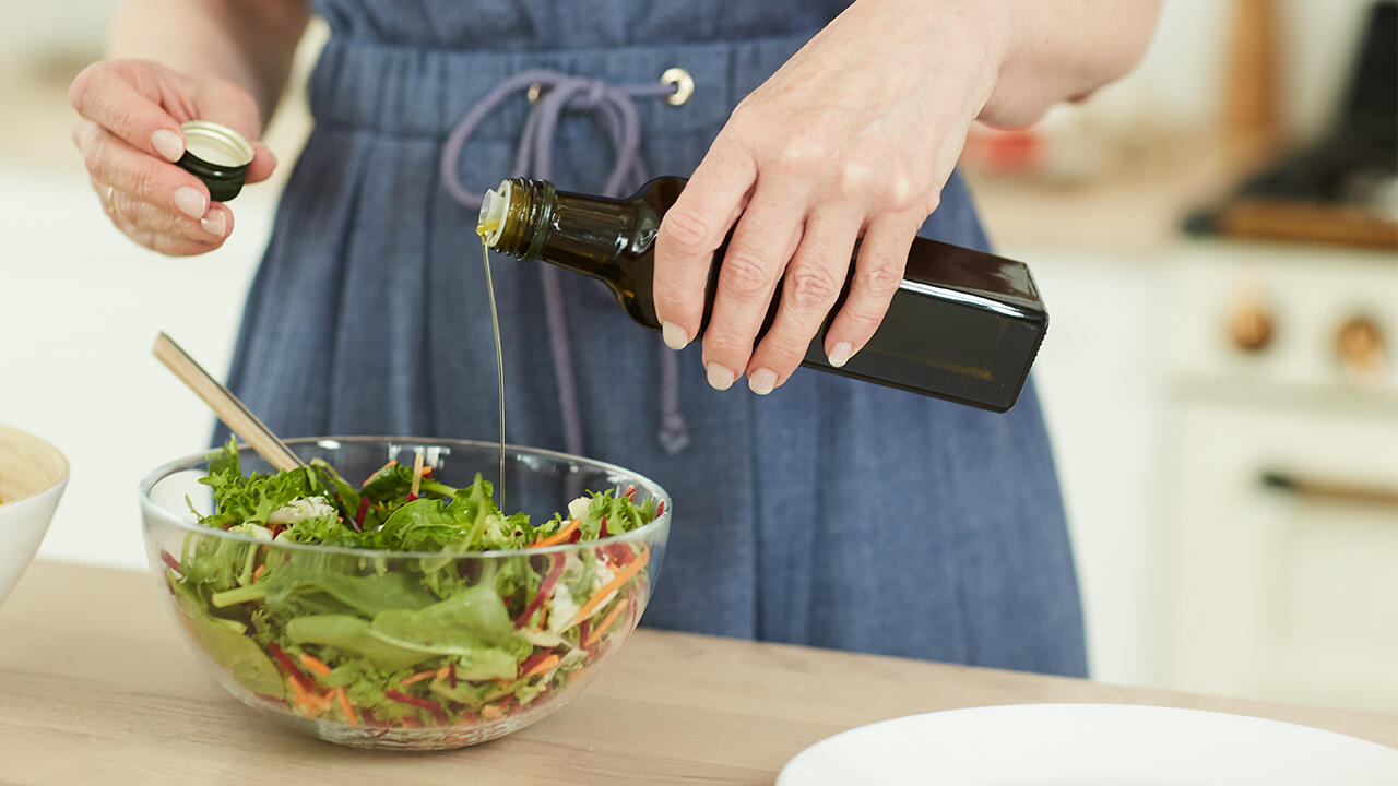 Olivenöl wird häufig für Salat-Dressing verwendet. Olivenöl wird häufig für Salat-Dressing verwendet.