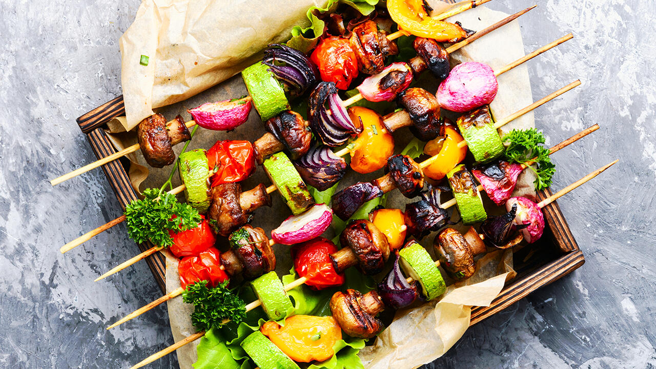 Vegan werden: Auch beim Grillen gibt es leckere Alternativen zum Fleisch. Vegan werden: Auch beim Grillen gibt es leckere Alternativen zum Fleisch.