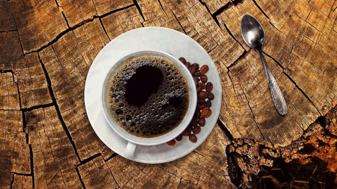 Koffeinhaltige Heißgetränke wie Kaffee verstärken das Schwitzen.