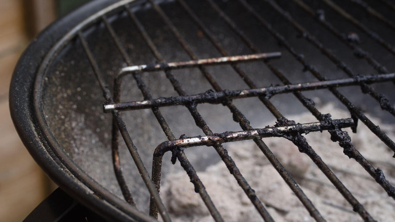 Beim Grillrost reinigen bewirken Hausmittel wie Apfelessig oder Natron wahre Wunder.