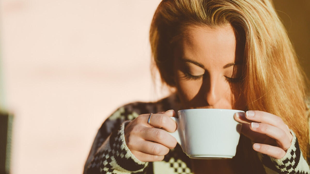 Eine Tasse Tee oder Kaffee zählt zur empfohlenen Tagesmenge an Wasser. Sie sollten ihn aber nicht zu stark süßen.