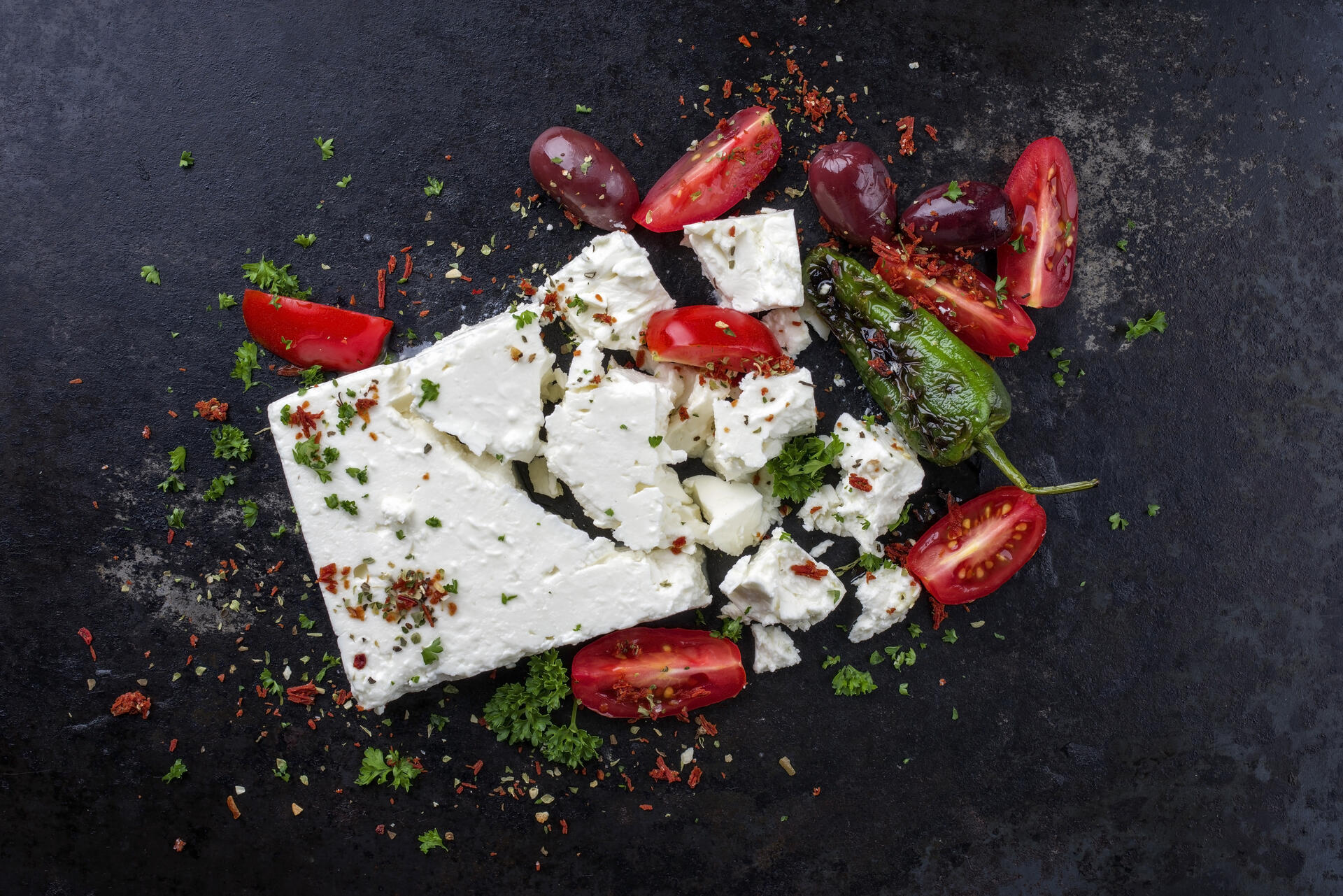 Feta grillen gelingt ganz einfach. Bei der Wahl der Gewürze und Zutaten gibt es keine Grenzen.