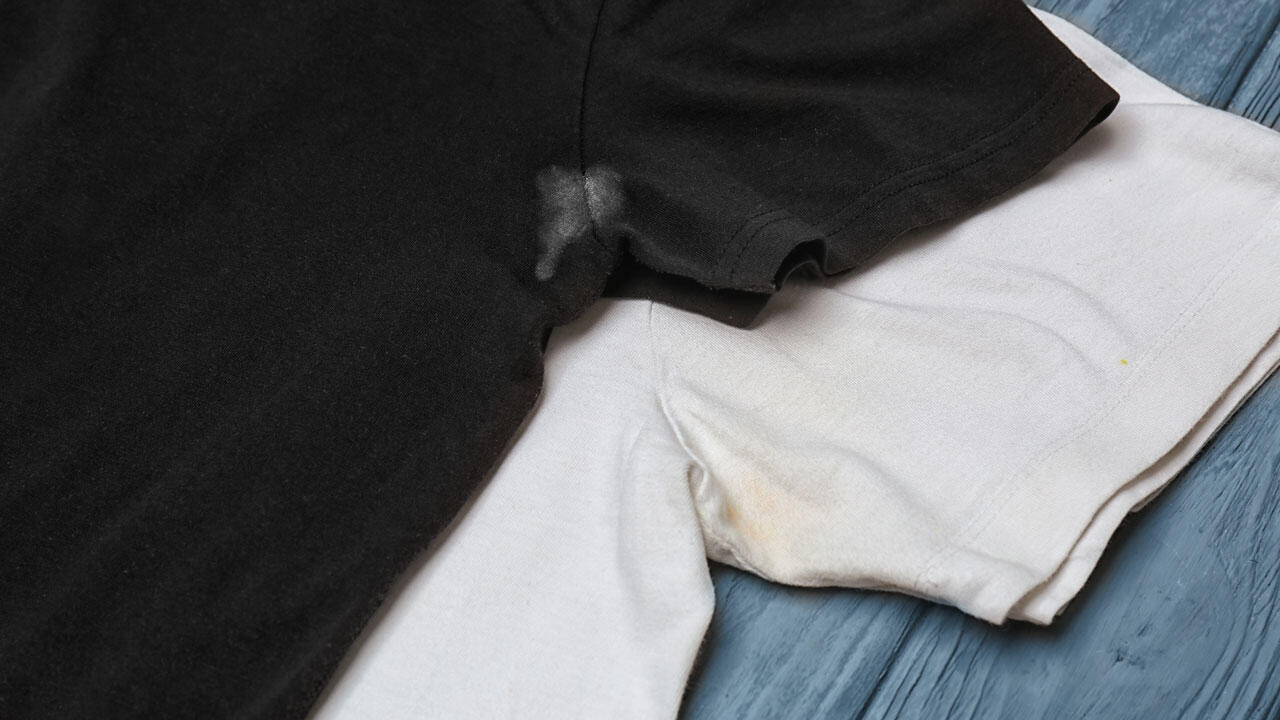 Deoflecken zeigen sich auf heller und dunkler Kleidung. Einfache Hausmittel helfen beim Entfernen.