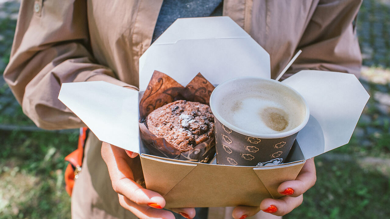 Die Ewigkeitschemikalien PFAS stecken unter anderem in Coffe-to-go-Bechern und Fast-Food-Verpackungen. Die Ewigkeitschemikalien PFAS stecken unter anderem in Coffe-to-go-Bechern und Fast-Food-Verpackungen.