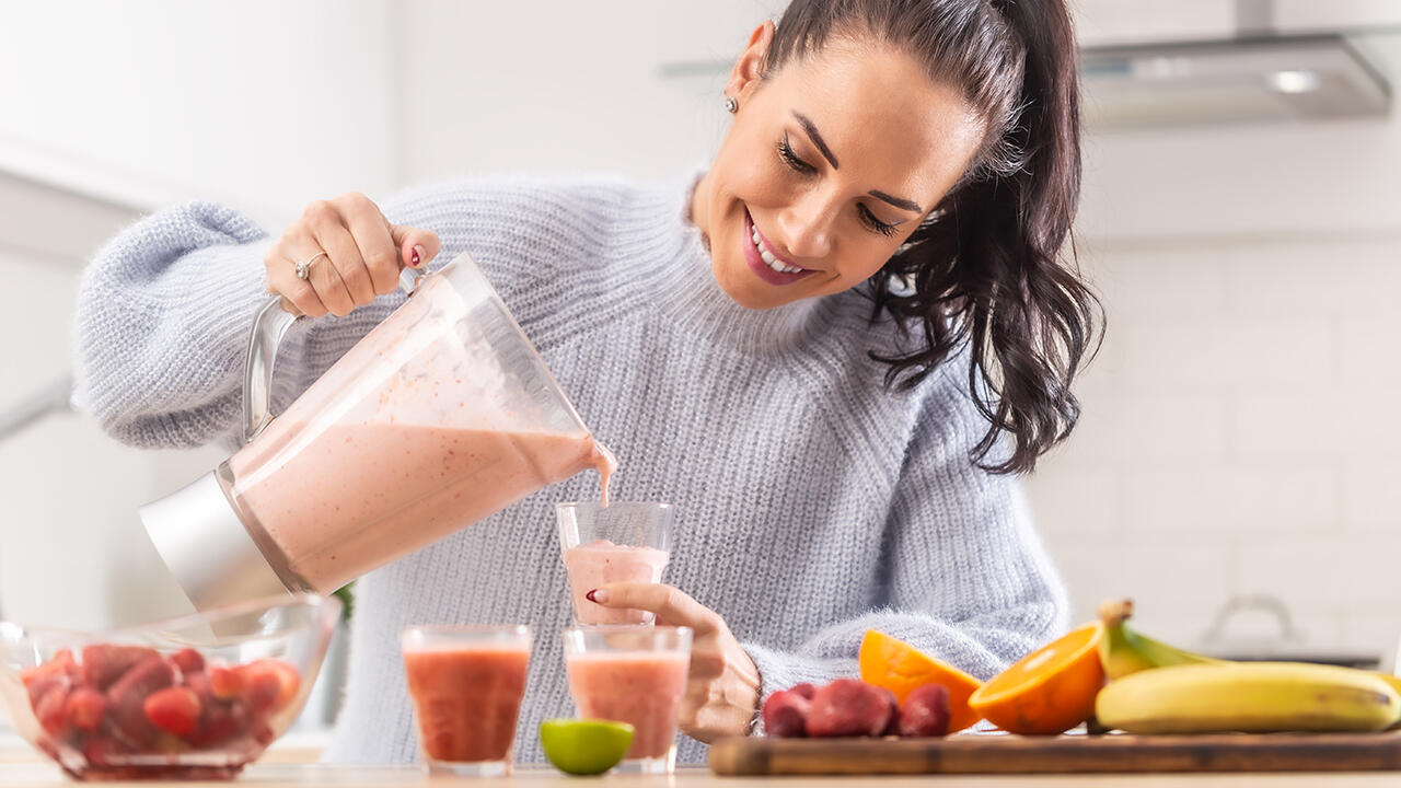Ein leckerer Fruchtsmoothie ist schnell zubereitet. Ein leckerer Fruchtsmoothie ist schnell zubereitet.
