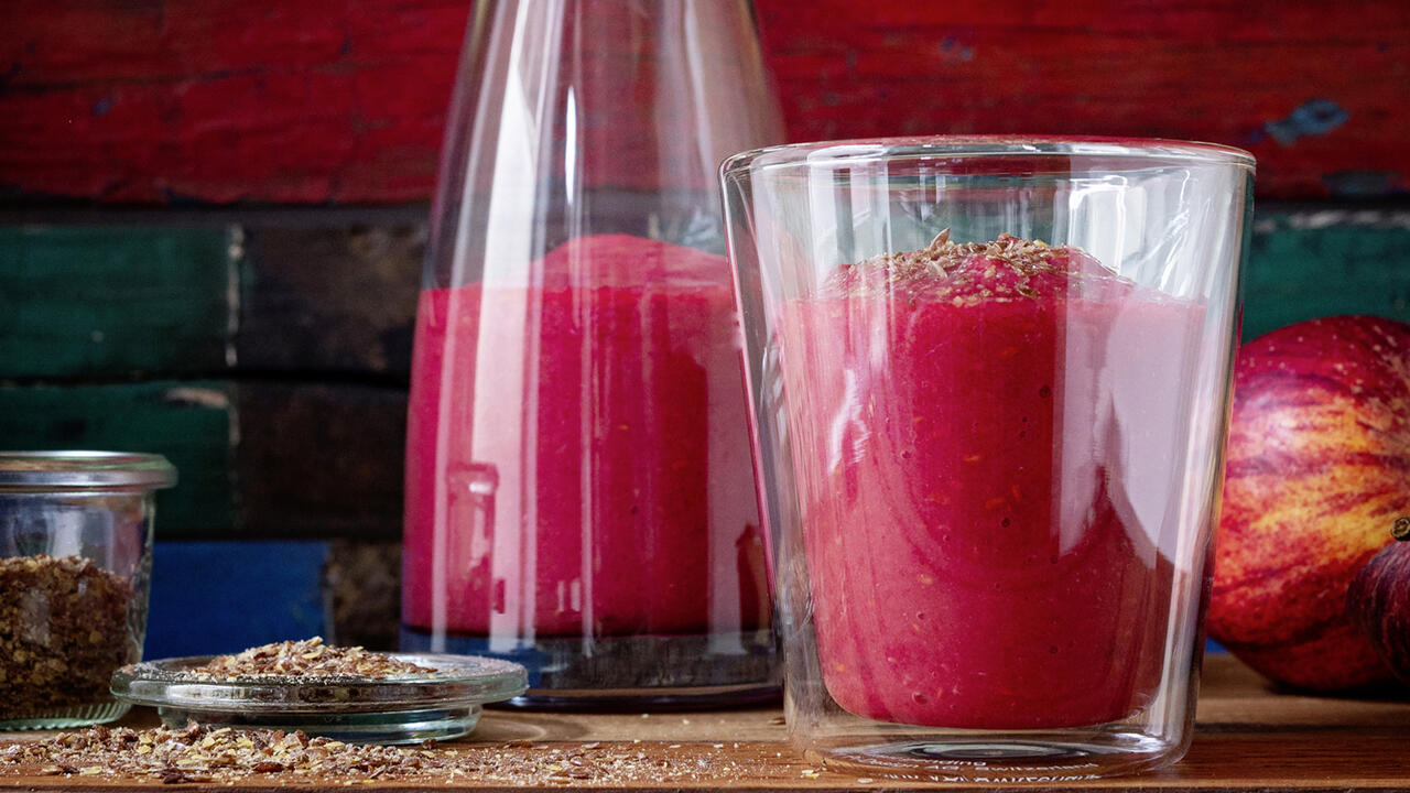 Ein Himbeer-Bananen-Smoothie mit Leinsamen schmeckt gut und hält lange satt. Ein Himbeer-Bananen-Smoothie mit Leinsamen schmeckt gut und hält lange satt.