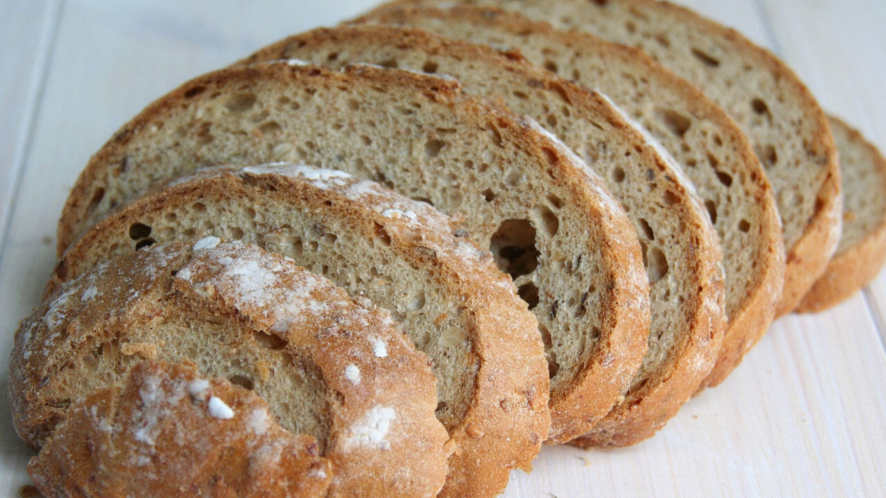 Wenn Sie Brot scheibenweise einfrieren, können Sie es portionsweise auftauen. Wenn Sie Brot scheibenweise einfrieren, können Sie es portionsweise auftauen.