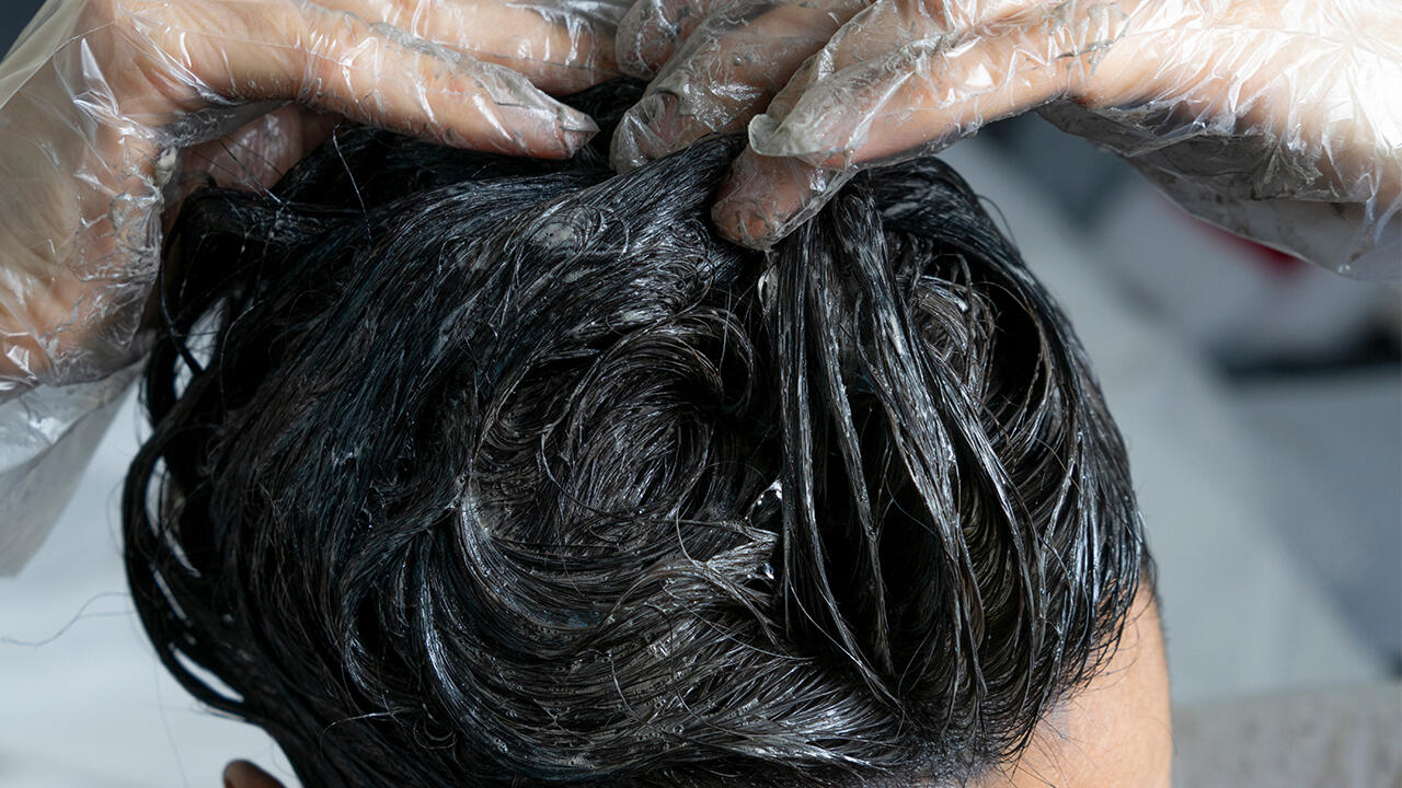 2020 war das Jahr des Haarefärbens: Aufgrund der Corona-Pandemie nahmen viele Frauen und Männer das Färben selbst in die Hand.