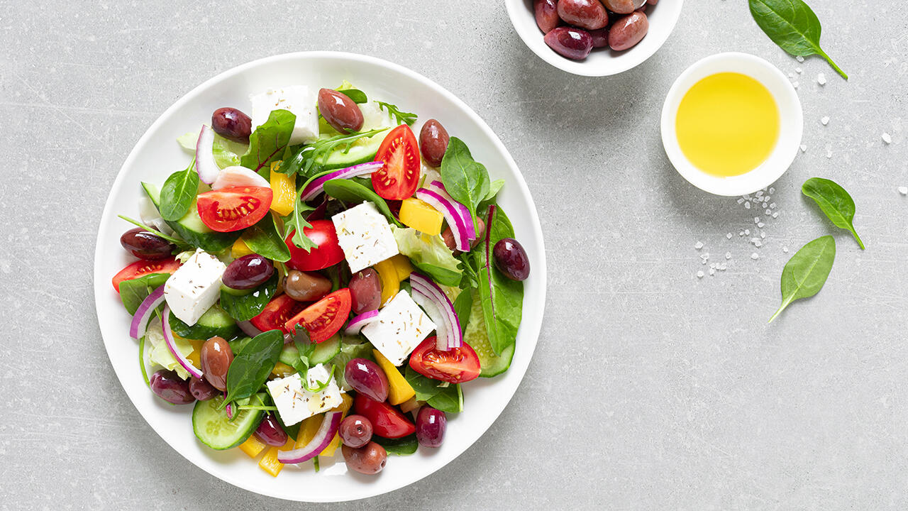 Im mediterranen Klassiker griechischer Salat gehört Fetakäse zu den Hauptzutaten.