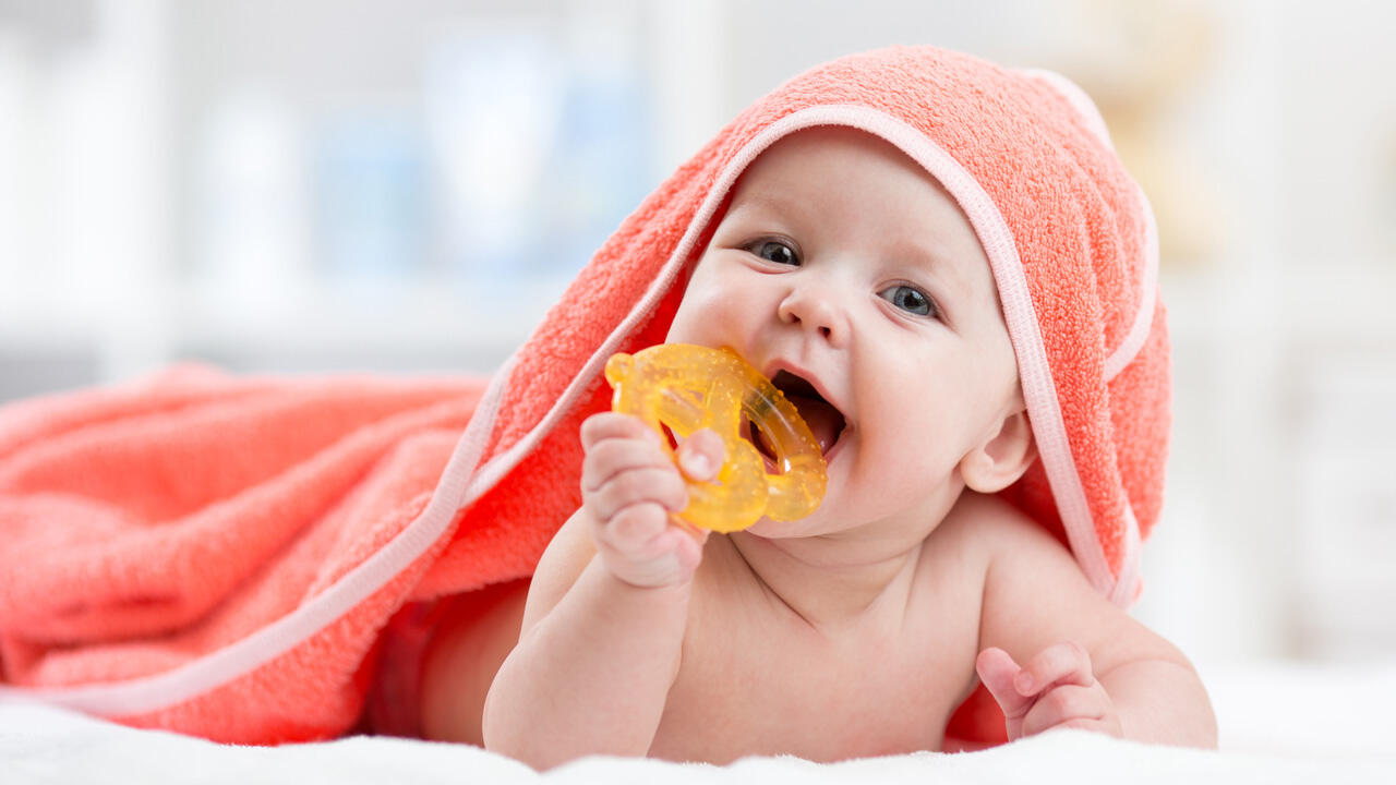 Erste Zähne: Was hilft, wenn Babys zahnen? 
