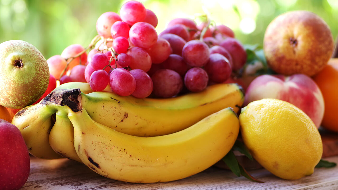 Über zu viel Zucker durch Obst muss man sich weniger sorgen: Den befragten Expertinnen zufolge kommen die meisten Deutschen nicht mal über die empfohlene tägliche Menge hinaus.