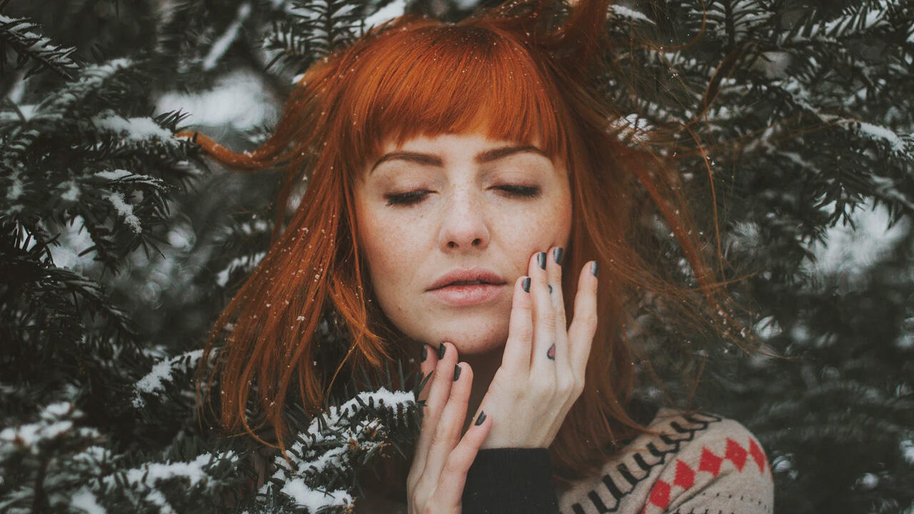 Die Bio-Haarfarbe Henna geht eine starke Verbindung mit dem Haar ein.