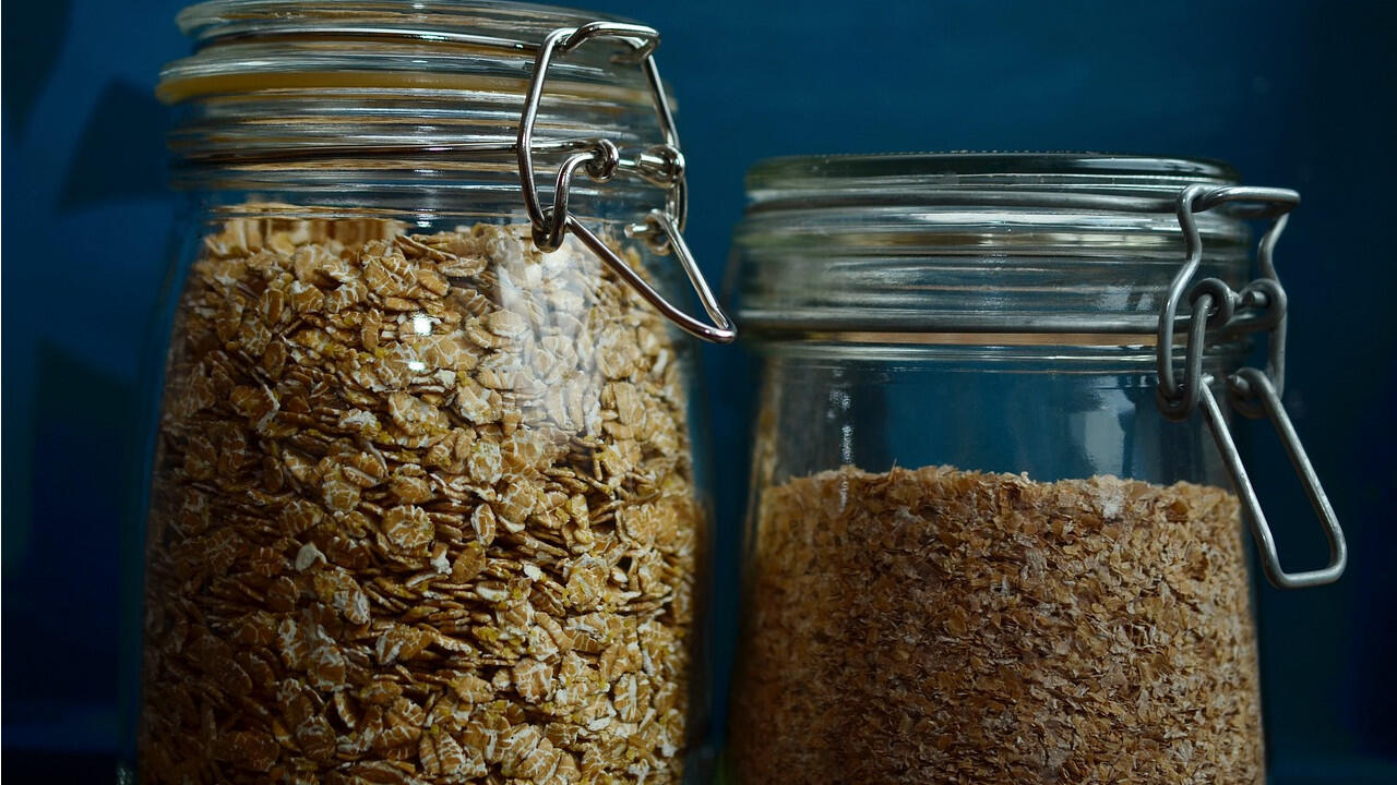 In leeren Marmeladengläsern oder Weckgläsern lassen sich Haferflocken, Müsli oder Nudeln sehenswert aufbewahren.