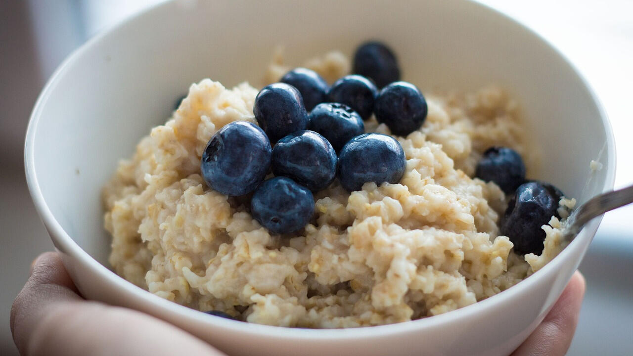 Heidelbeeren – hier in Verbindung mit Haferflocken als Porridge – enthalten viel Vitamin C.
