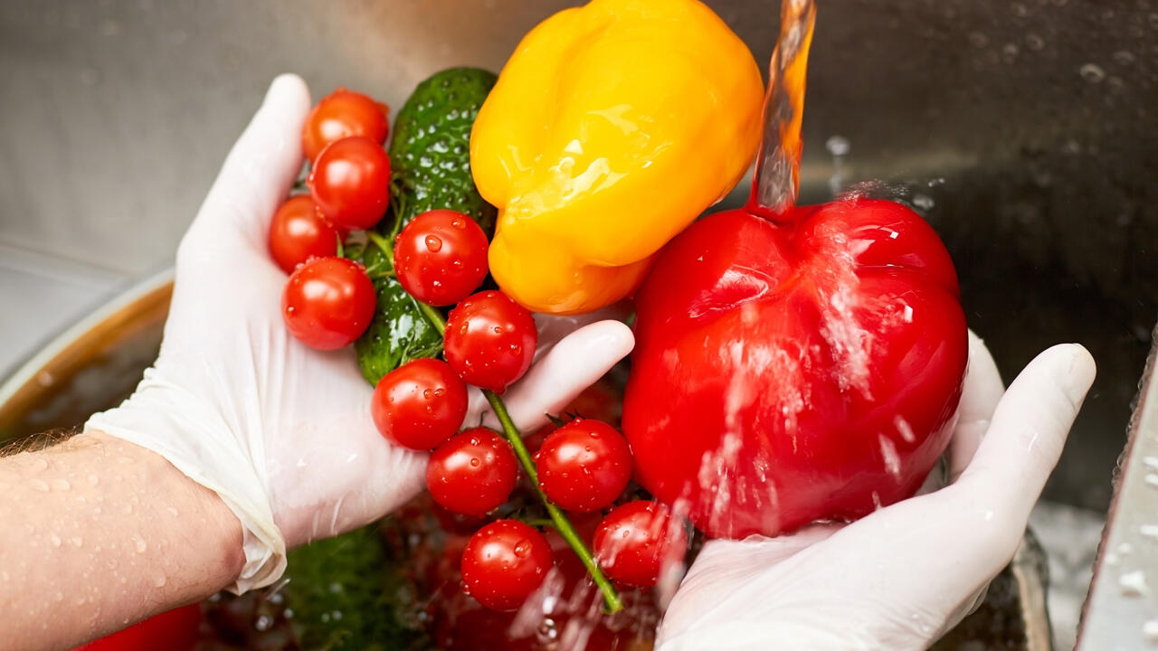 Egal ob konventionell oder bio: Obst und Gemüse sollten Sie immer gründlich waschen.
