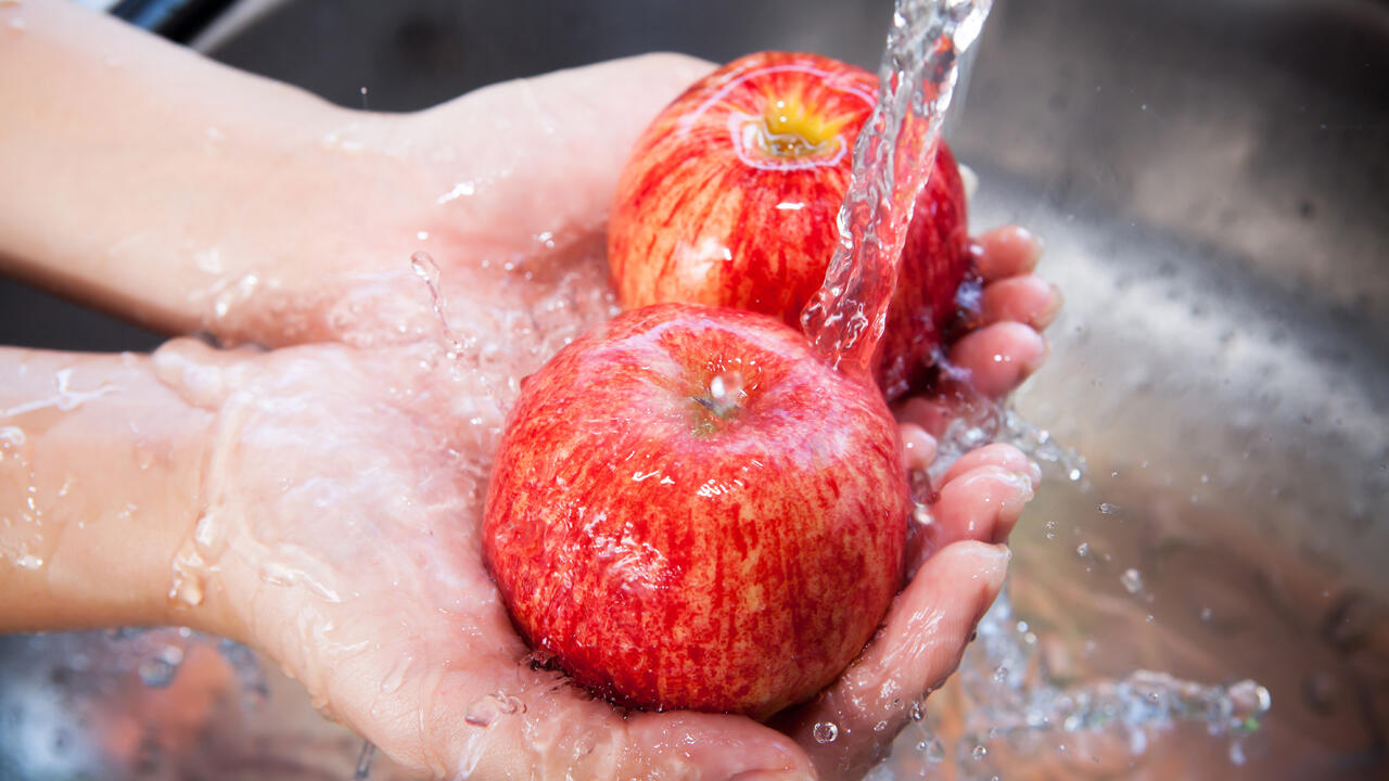Forscher empfehlen Natron, um Obst zu waschen.