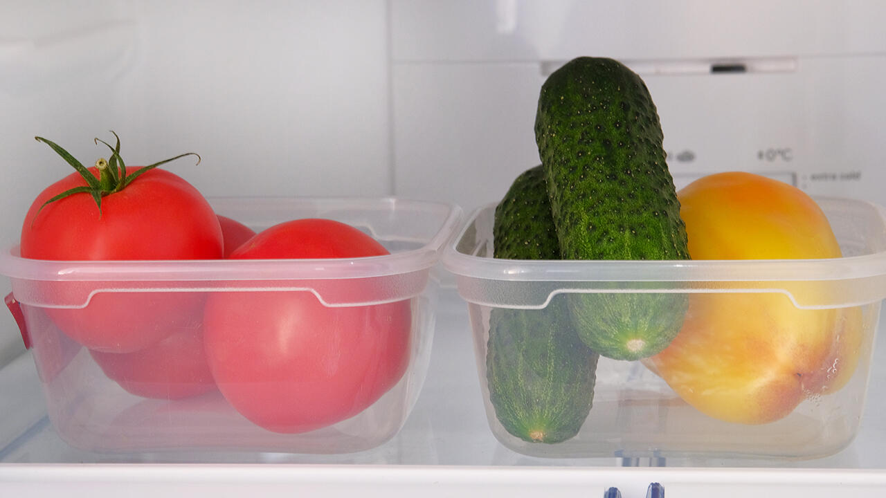 Tomaten, Zucchini, Paprika und andere kälteempfindlichen Gemüsesorten sollten bei Hitze ausnahmsweise im Kühlschrank gelagert werden.