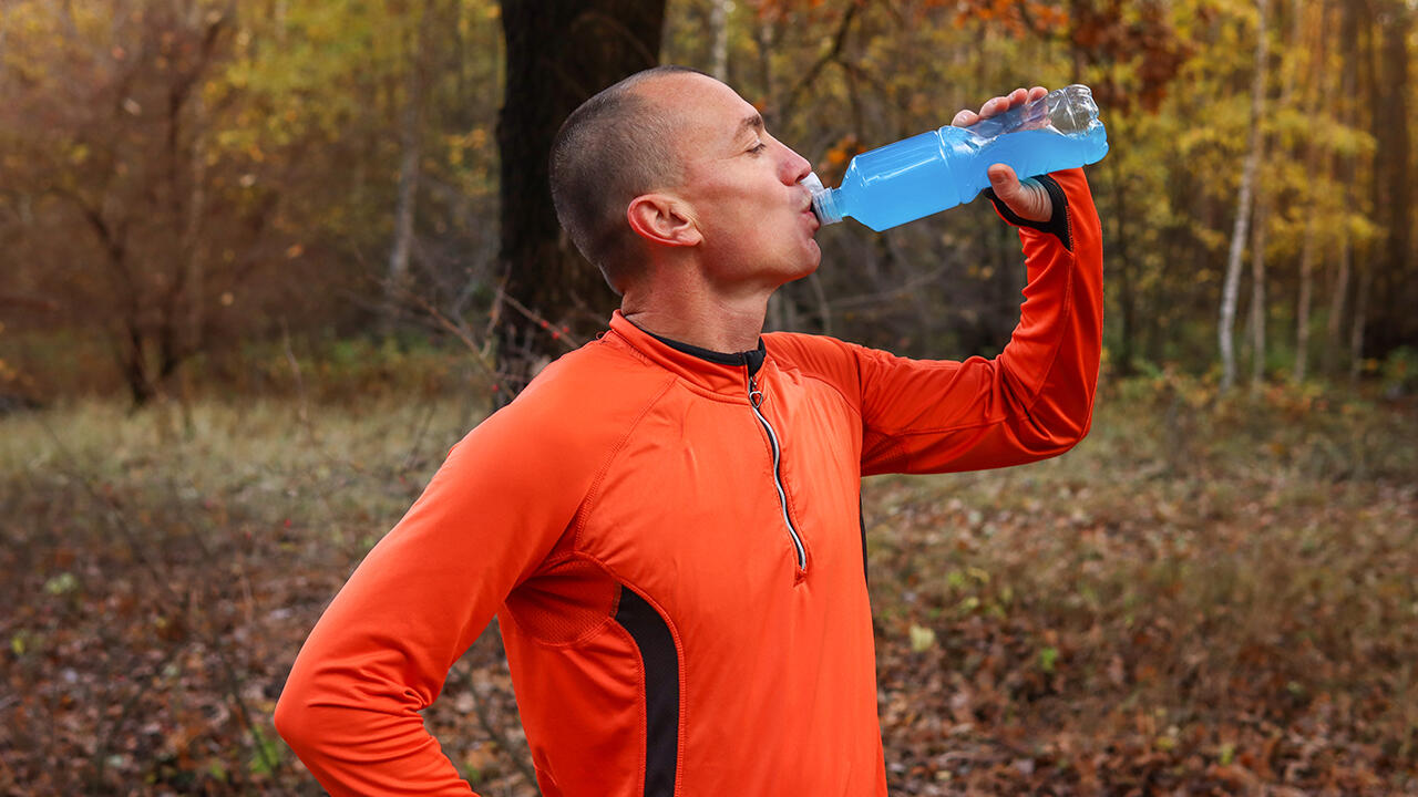 Isotonische Getränke sollen den Körper nach einer langen, intensiven Sporteinheit mit Energie und Natrium versorgen. Wir haben 23 solcher Sportgetränke geprüft. Isotonische Getränke sollen den Körper nach einer langen, intensiven Sporteinheit mit Energie und Natrium versorgen. Wir haben 23 solcher Sportgetränke geprüft.