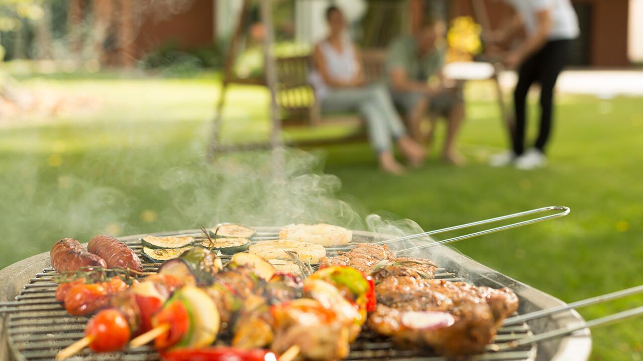 Nachhaltig grillen: Wer auf viel Gemüse, Bio-Fleisch und ungefährdeten Fisch setzt, macht vieles richtig.