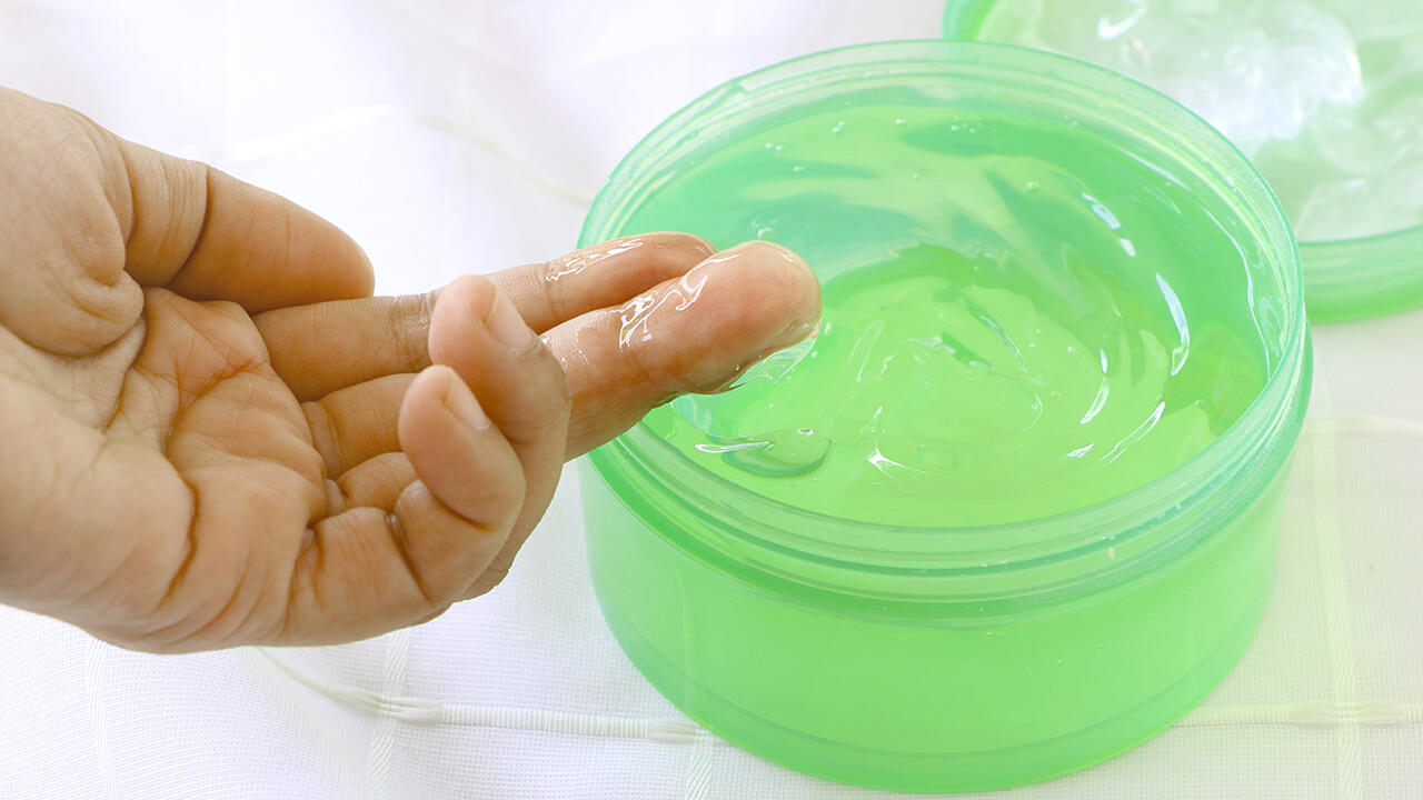 Das Symbolbild zeigt grünes Aloe vera Gel. Viele Menschen greifen zu Aloe vera, um die sonnengestresste Haut zu kühlen. Das Symbolbild zeigt grünes Aloe vera Gel. Viele Menschen greifen zu Aloe vera, um die sonnengestresste Haut zu kühlen.