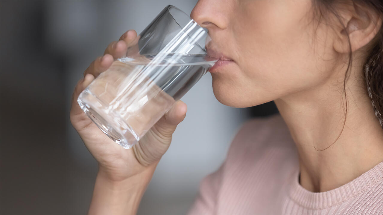 Ob spritzig oder still: Wasser trinken statt Limo oder Saftgetränke ist ein simpler wie effektiver Baustein für eine gesunde Ernährung. 