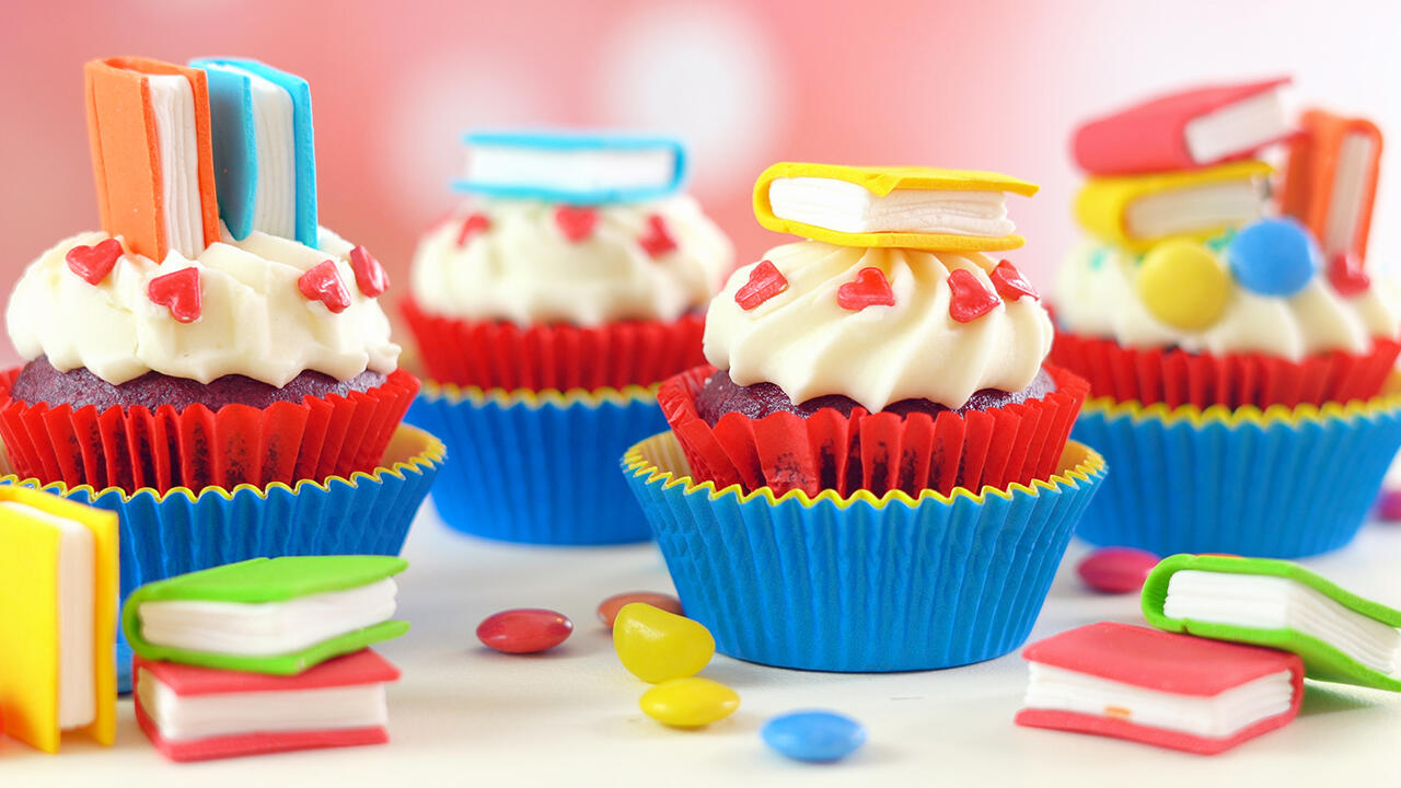 Kunstvolle, selbst gemachte Süßigkeiten wie buntes Cupcakes kommen bei den Einschulungskindern besonders gut an.