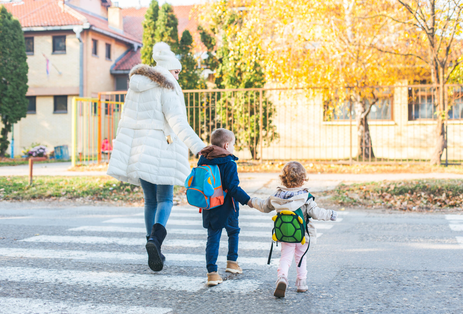 Im Sinne eines nachhaltigen Schulstartes sollten die Eltern ihren Nachwuchs besser zu Fuß oder mit dem Rad zur Schule begleiten – oder in einer Gruppe mit anderen Kindern dorthin laufen lassen.