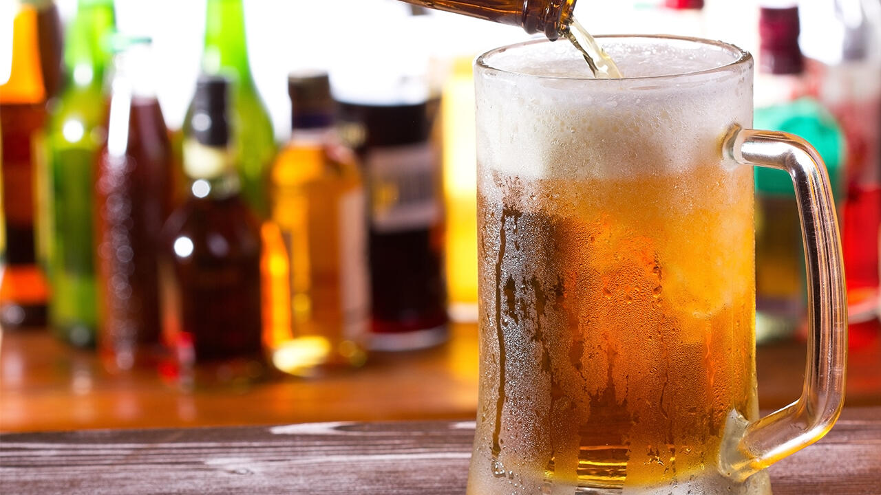 Erst seit 1993 ist es erlaubt, fertig gemischtes Radler herzustellen. Vorher mussten Biermixgetränke laut Biersteuergesetz frisch vom Wirt zubereitet werden. Erst seit 1993 ist es erlaubt, fertig gemischtes Radler herzustellen. Vorher mussten Biermixgetränke laut Biersteuergesetz frisch vom Wirt zubereitet werden.