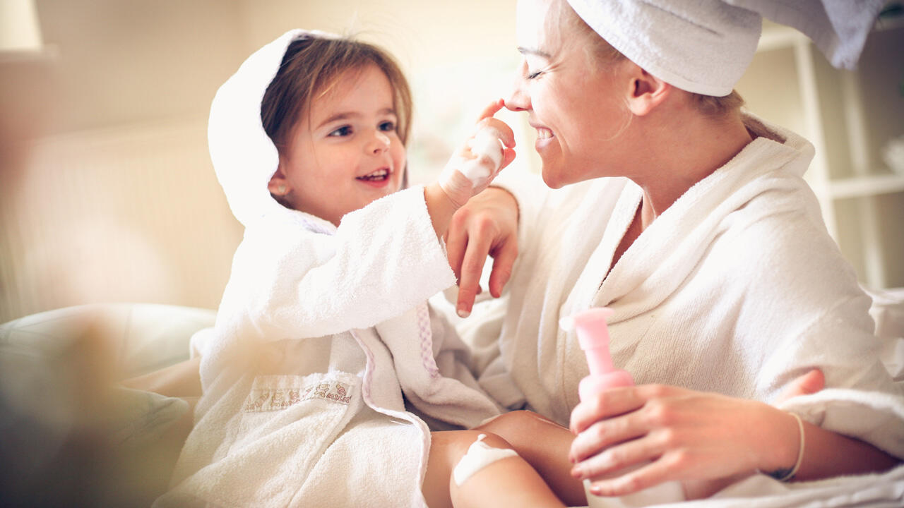 Wenn aus dem lästigen Eincremen ein lustiges Beauty-Ritual wird, macht es garantiert mehr Spaß.