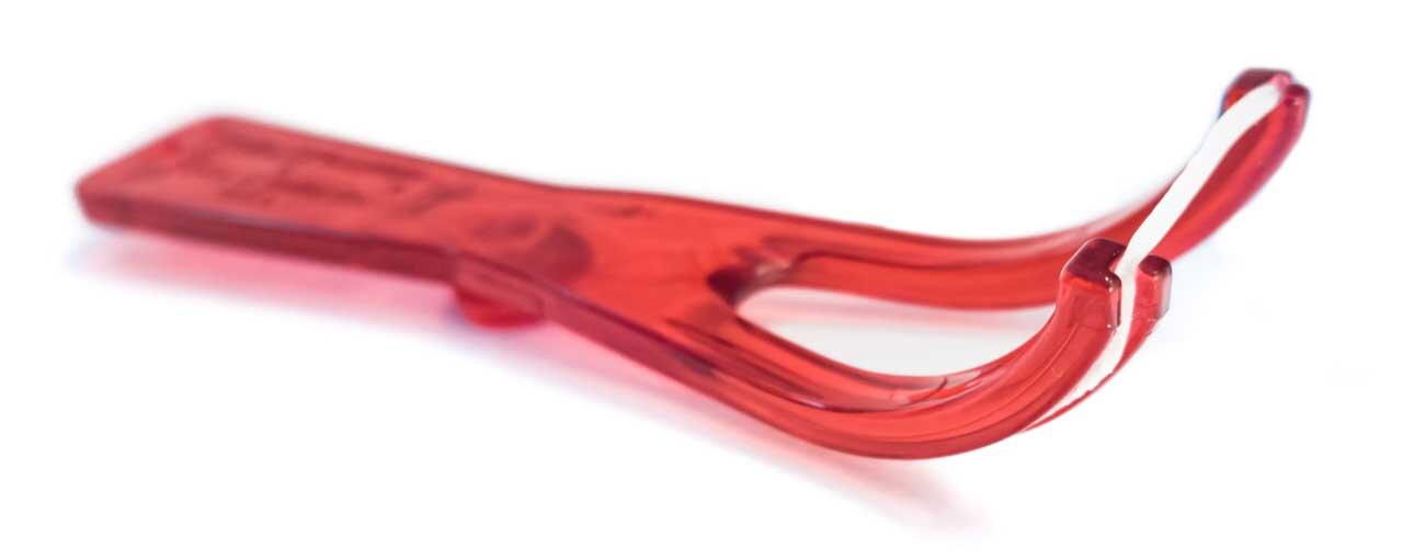 Zahnseide benutzen: Ein Zahnseidenhalter erleichtert die Handhabung und spart Abfall (zumindest im Vergleich zu Zahnseide-Sticks, die identisch funktionieren). Zahnseide benutzen: Ein Zahnseidenhalter erleichtert die Handhabung und spart Abfall (zumindest im Vergleich zu Zahnseide-Sticks, die identisch funktionieren).