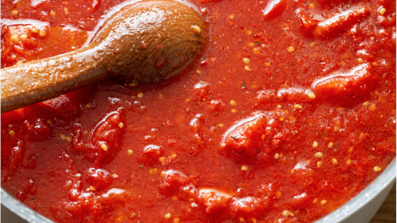 Kochen Sie die Tomaten für 20 Minuten weich – regelmäßiges Umrühren nicht vergessen. Kochen Sie die Tomaten für 20 Minuten weich – regelmäßiges Umrühren nicht vergessen.
