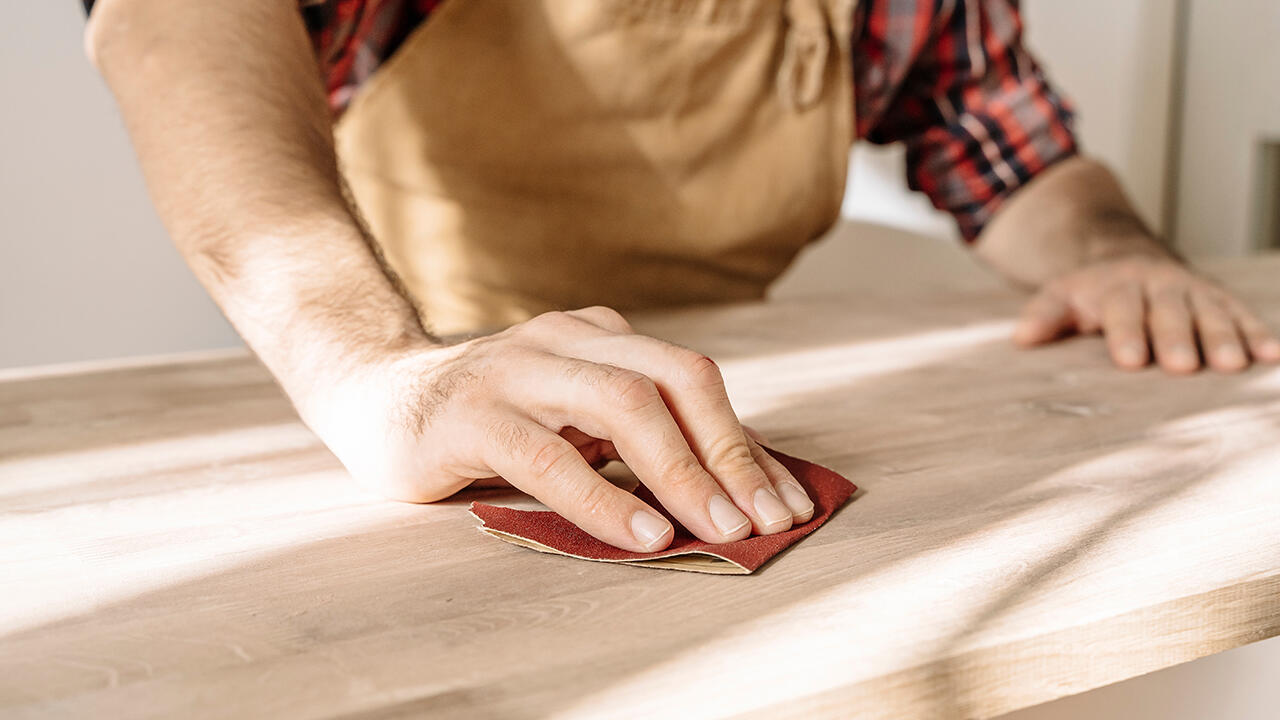 Schleifpapier ist praktisch. Aber seine Herstellung ist ressourcenintensiv. 