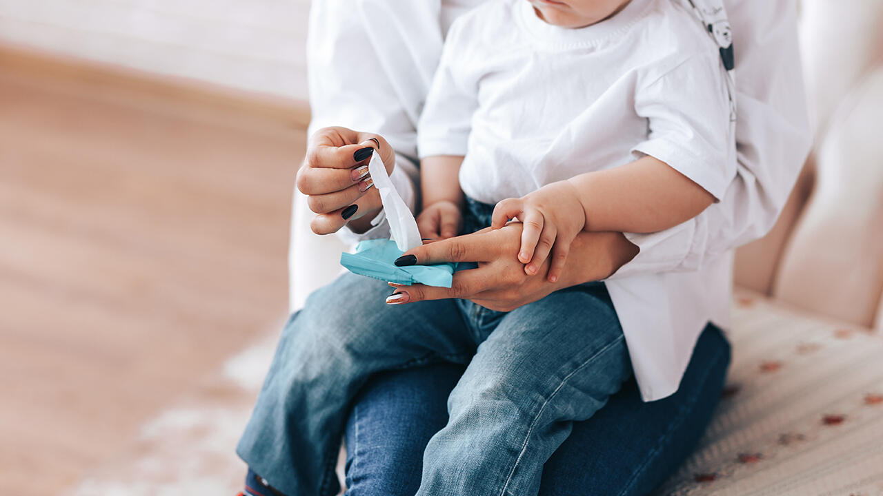 Besonders im Alltag mit Kleinkinder sind Feuchttücher praktische Helfer. Besonders im Alltag mit Kleinkinder sind Feuchttücher praktische Helfer.