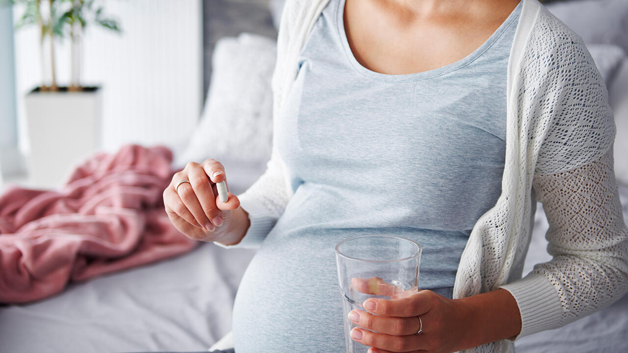 Bei einer ausgewogenen Ernährung ist es in der Regel ausreichend, wenn Schwangere Folsäure und Jod einnehmen.