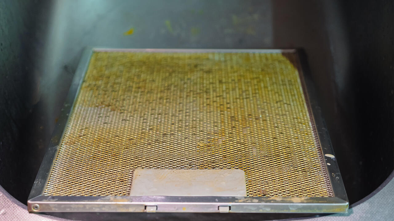Den Filter der Dunstabzugshaube kann man in der Spüle oder auch einem großen Eimer einweichen. Den Filter der Dunstabzugshaube kann man in der Spüle oder auch einem großen Eimer einweichen.