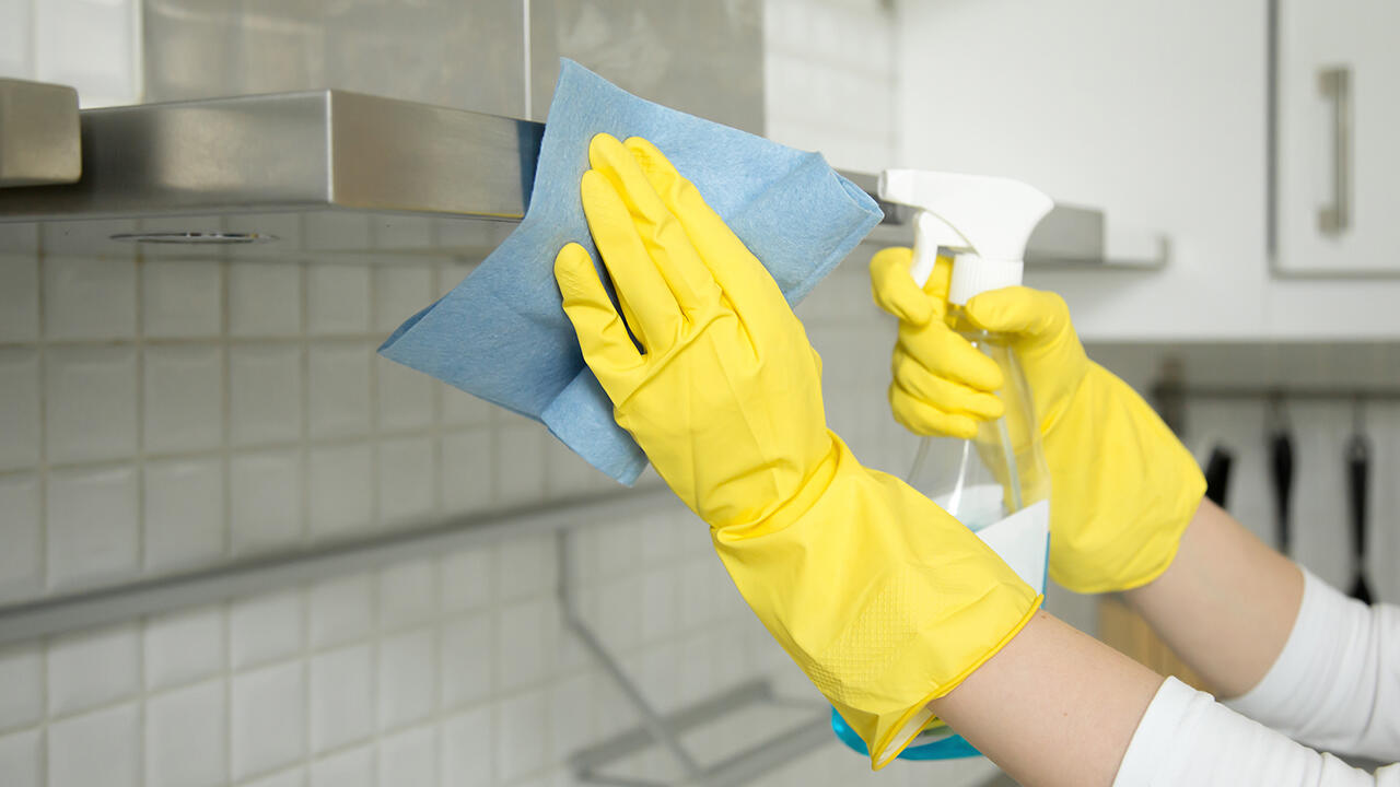 Auch die Außen- und Innenseite der Dunstabzugshaube sollte in regelmäßigen Abständen von Fett und Staub befreit werden. Auch die Außen- und Innenseite der Dunstabzugshaube sollte in regelmäßigen Abständen von Fett und Staub befreit werden.