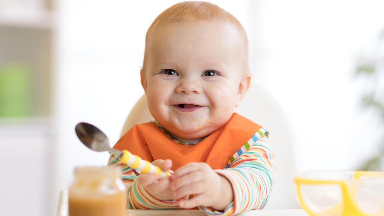 Babybrei lässt sich problemlos für acht Wochen einfrieren - und dann nach Bedarf auftauen.