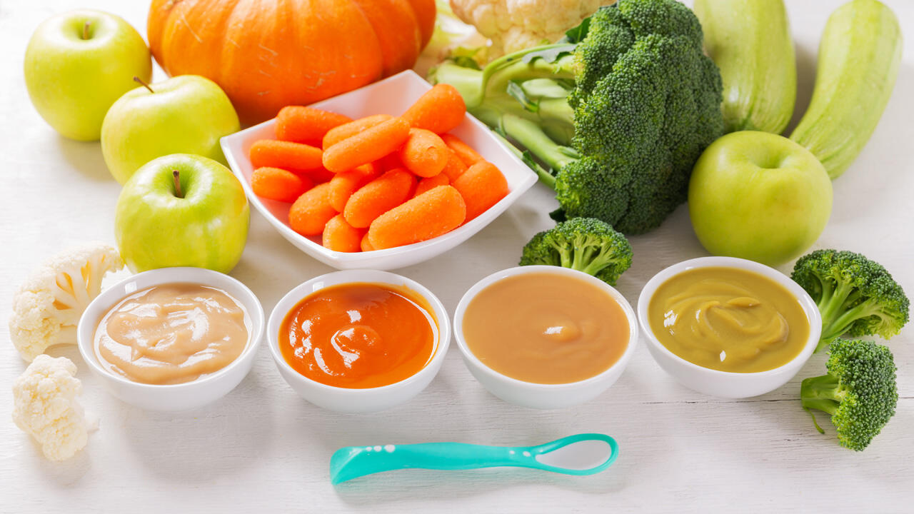 Experimentieren Sie mit verschiedenen Obst- und Gemüsesorten. Babys sind meist erstaunlich experimentierfreudig. Experimentieren Sie mit verschiedenen Obst- und Gemüsesorten. Babys sind meist erstaunlich experimentierfreudig.