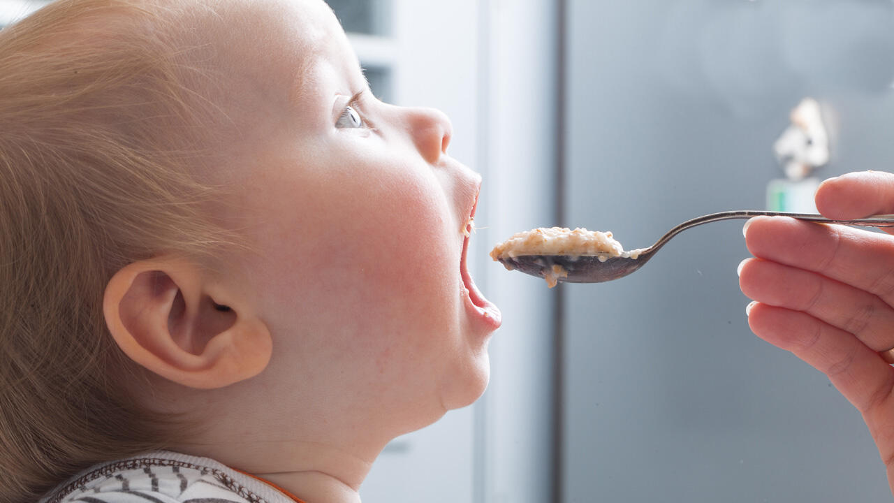 Und noch ein Löffelchen! Wer Babybrei selber kocht, kann den Brei auch problemlos einfrieren.