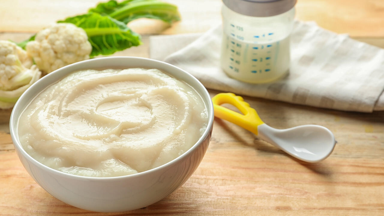 Statt Milch können Sie für selbst gemachten Babybrei auch Muttermilch oder Pre-Milch verwenden. Statt Milch können Sie für selbst gemachten Babybrei auch Muttermilch oder Pre-Milch verwenden.