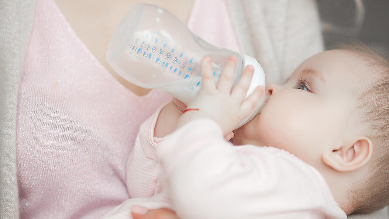 Wenn Sie Babyflaschen und Sauger auskochen, schützen Sie Ihr Baby vor Keimen. Wenn Sie Babyflaschen und Sauger auskochen, schützen Sie Ihr Baby vor Keimen.