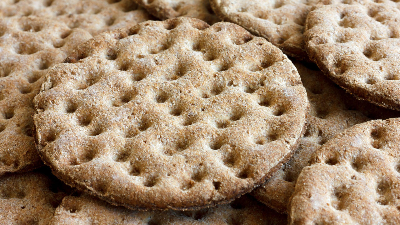 Das runde Knäckebrot aus Schweden können Sie ganz einfach selber machen.