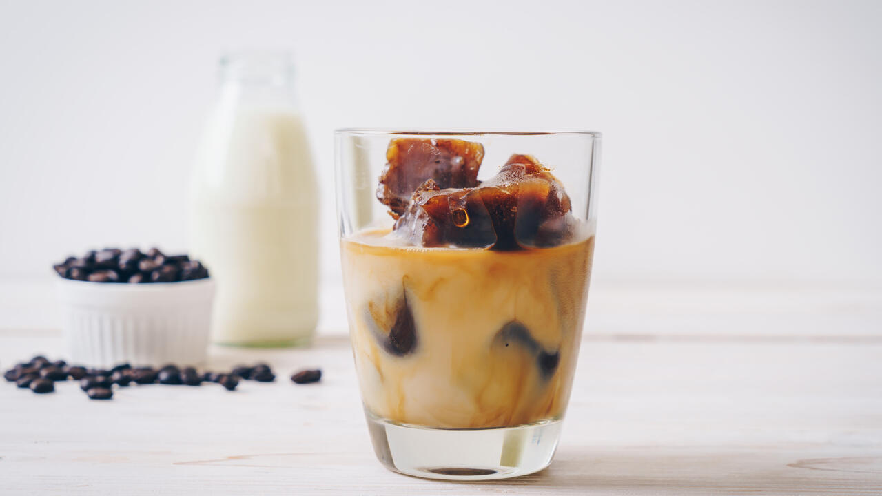 Ein Eiskaffee können Sie auch aus Kaffee-Eiswürfeln und Milch selber machen.