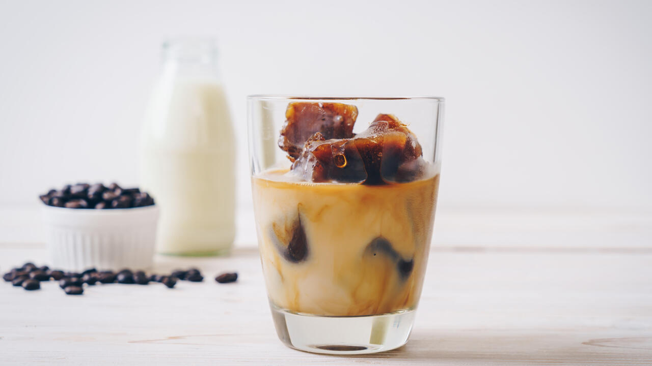 Ein Eiskaffee können Sie auch aus Kaffee-Eiswürfeln und Milch selber machen. Ein Eiskaffee können Sie auch aus Kaffee-Eiswürfeln und Milch selber machen.