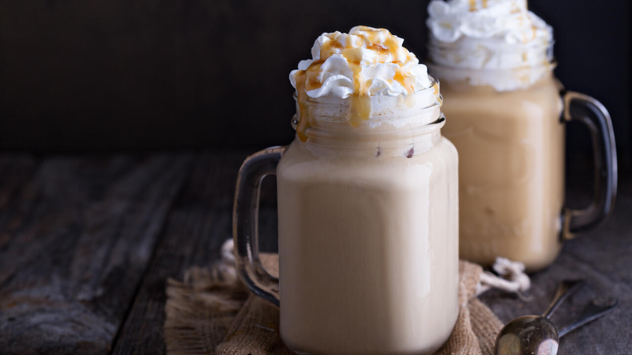 Der Karamell-Eiskaffee ist der Eiskaffee mit dem besonderen Etwas. Der Karamell-Eiskaffee ist der Eiskaffee mit dem besonderen Etwas.