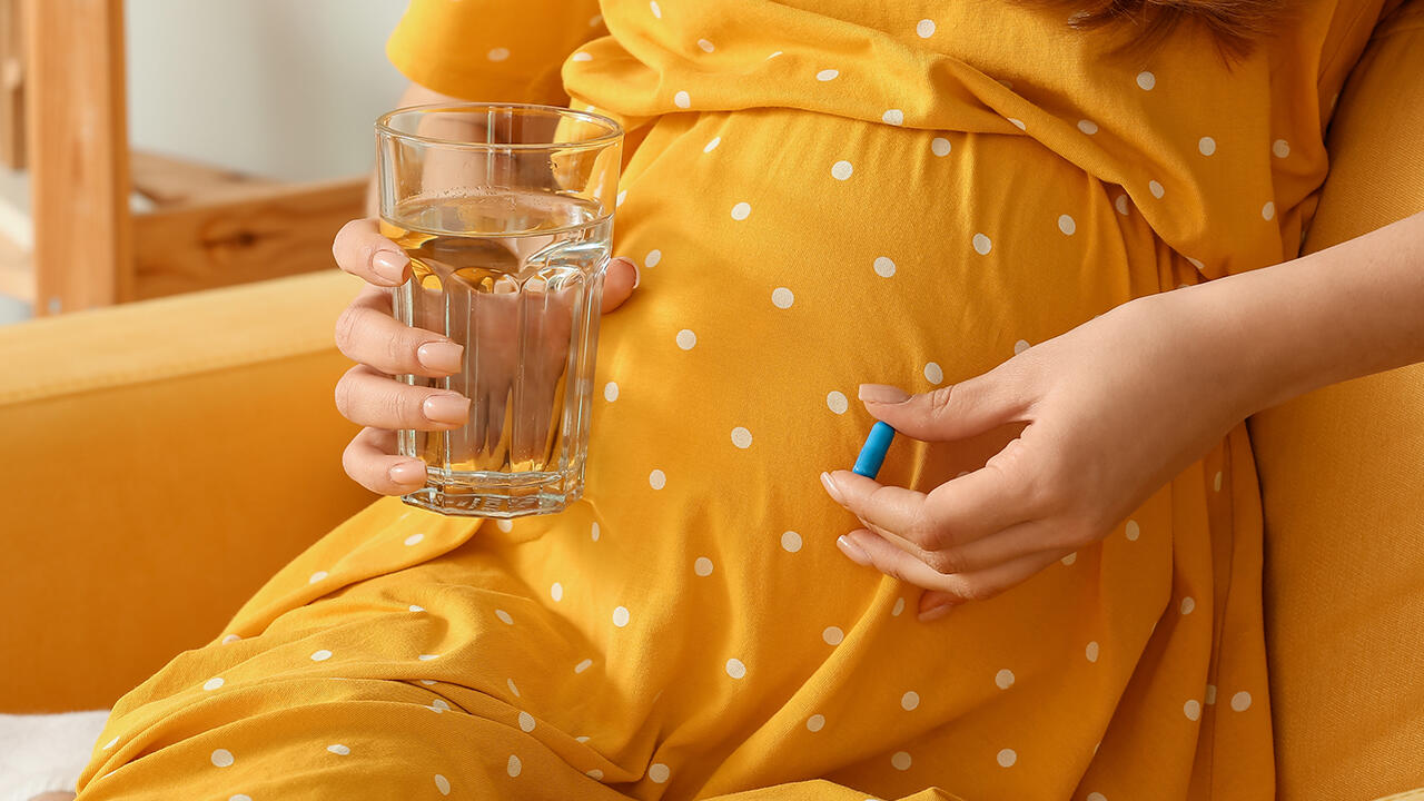 Bei Vitaminpräparaten für Schwangere sind wir der Meinung: Viel hilft nicht viel. Bei einer ausgewogenen Ernährung reicht die Einnahme von Folsäure und Jod in der Regel aus. 