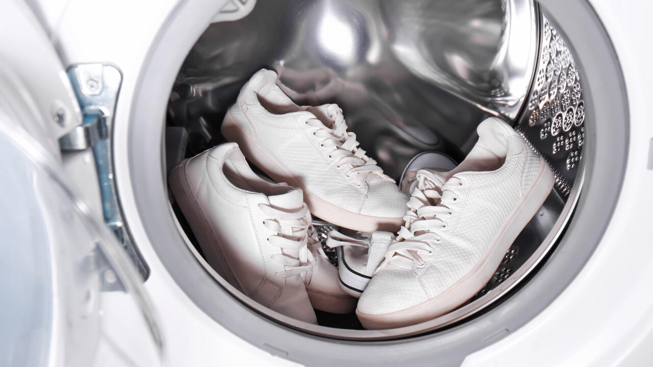 Wenn Sie Schuhe in der Waschmaschine waschen, packen Sie sie am besten in ein Wäschenetz oder einen alten Kissenbezug. Wenn Sie Schuhe in der Waschmaschine waschen, packen Sie sie am besten in ein Wäschenetz oder einen alten Kissenbezug.