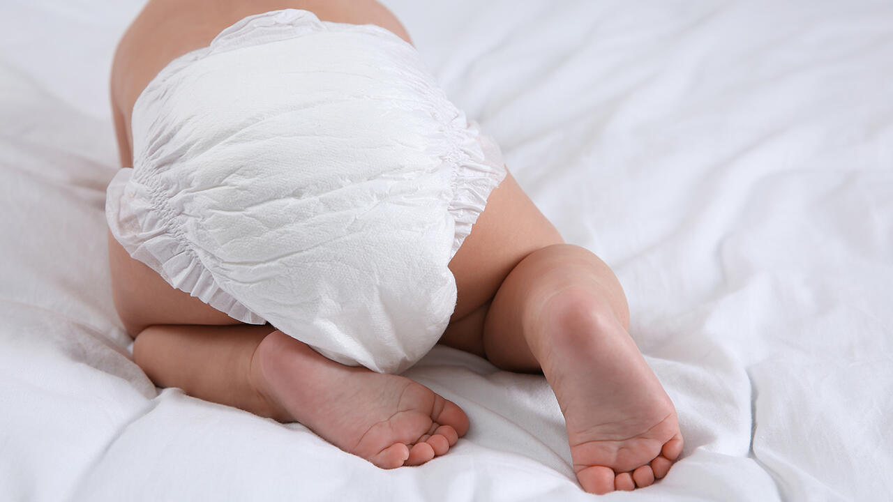 Von einem wunden Po ist fast jedes Baby einmal betroffen. Spezielle Wundschutzcremes sollen dagegen helfen. 
