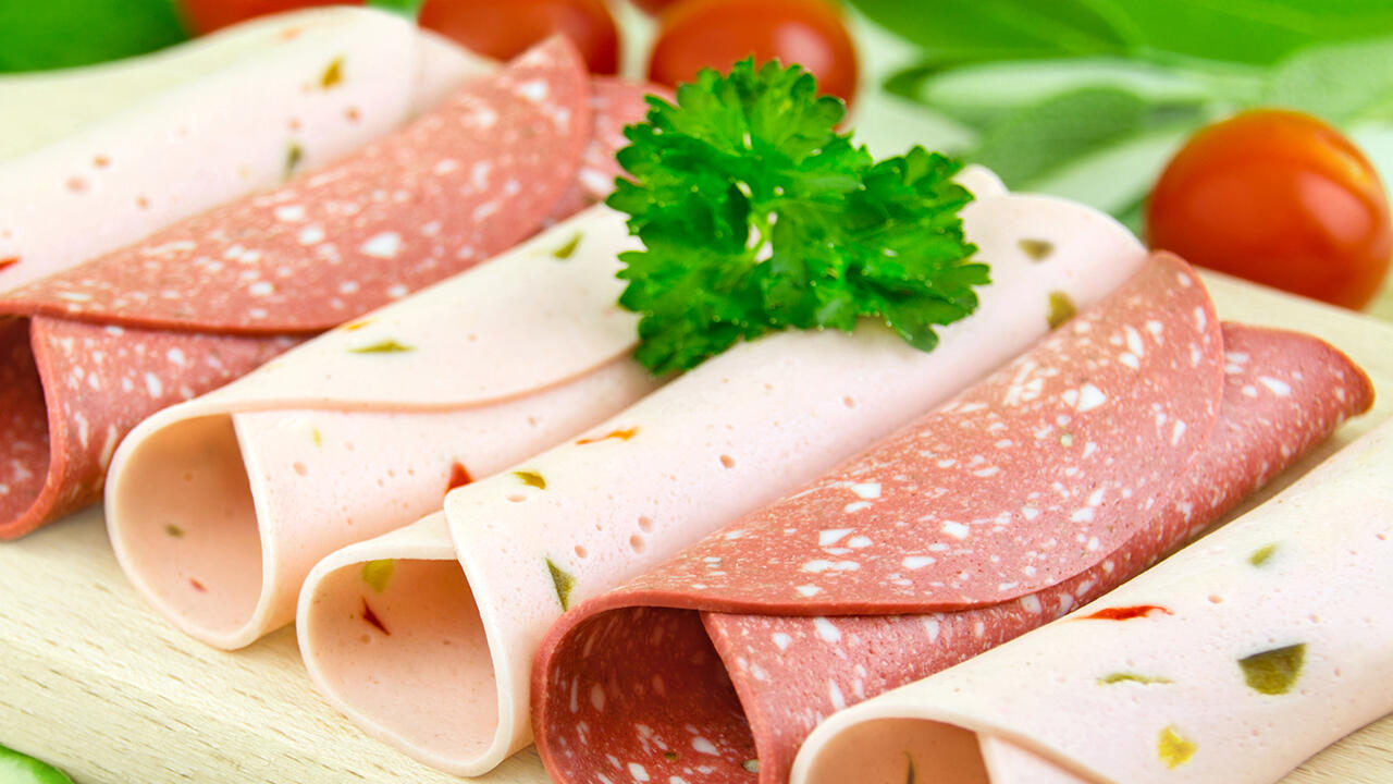 Veganer Aufstrich im Test: In unserem Einkaufskorb landeten 19 vegane Aufschnitte, die unter anderem Salami, Lyoner, Schinkenwurst oder Mortadella nachahmen. Veganer Aufstrich im Test: In unserem Einkaufskorb landeten 19 vegane Aufschnitte, die unter anderem Salami, Lyoner, Schinkenwurst oder Mortadella nachahmen.
